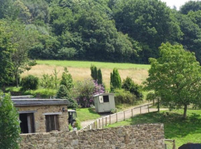 Outstandingly situated cosy Shepherds Hut